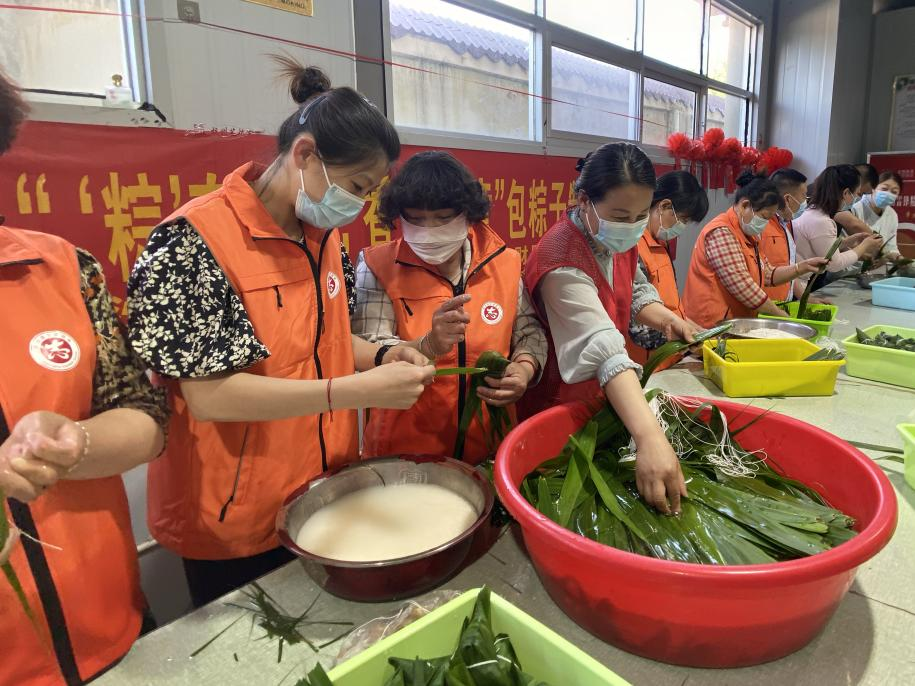 青口供電所黨支部聯(lián)合生產(chǎn)生活服務(wù)中心分會(huì)、黃沙坨社區(qū)，共同舉辦“悠悠艾草香 濃濃端午情”系列活動(dòng)。.png